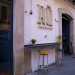 Nel quartiere Murat, in via Andrea da Bari,  presente da tre anni R Peruano la cui grande scritta di color beige a caratteri cubitali domina lingresso